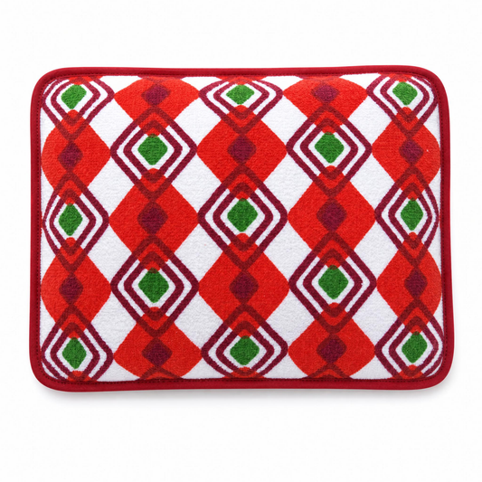 Coussin de plage vintage Ruby ’72 en tissu éponge rouge, orange, vert et blanc à motif géométrique des années 70 sur fond blanc