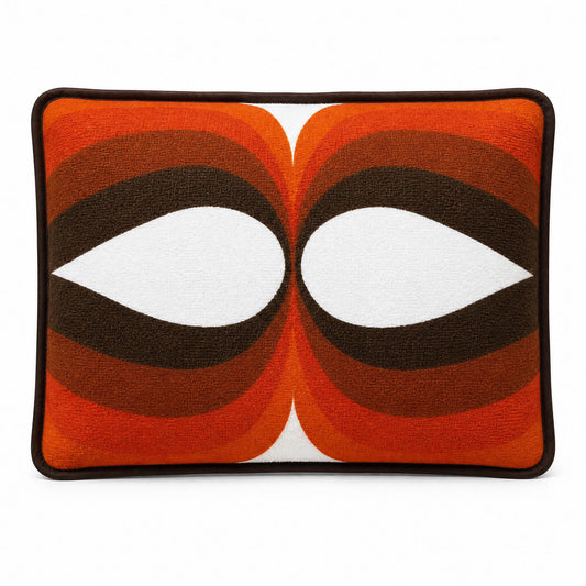 Coussin de plage vintage Riviera ’74 en tissu éponge orange, marron et blanc à motif géométrique des années 70 sur fond blanc