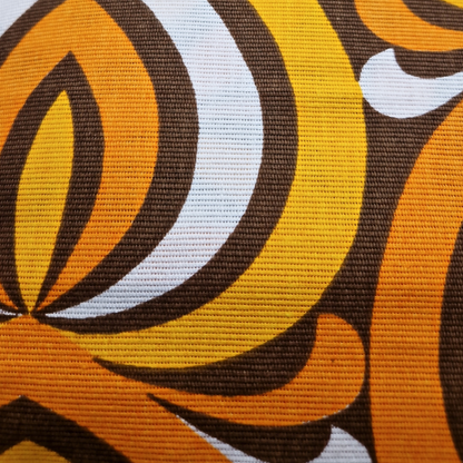 Détail du tissu vintage en coton du coussin Amber Arch, motif graphique orange, jaune et marron années 70
