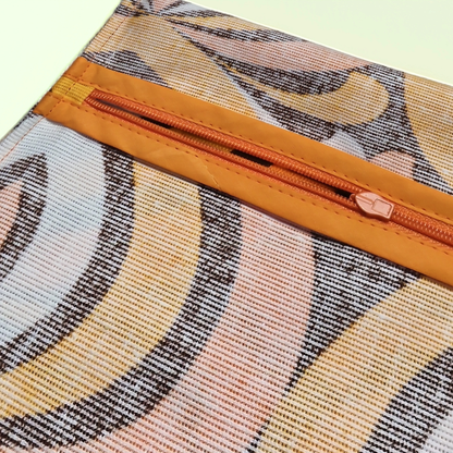 Photo intérieure avec le biais orange
Détail de finition du coussin Amber Arch avec fermeture éclair invisible et biais orange assorti