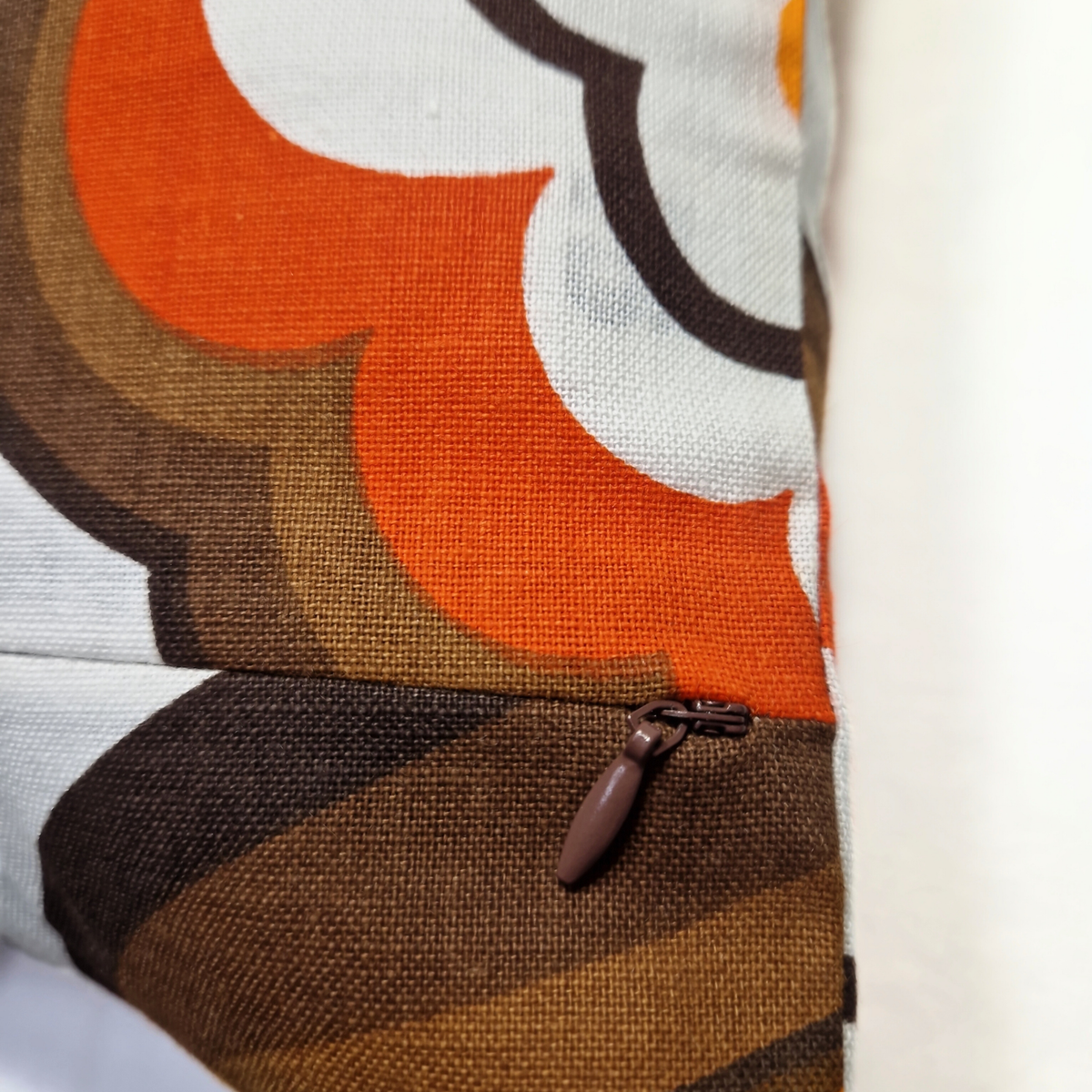 Détail de la fermeture éclair discrète du coussin vintage Amber Wave Honey Bop