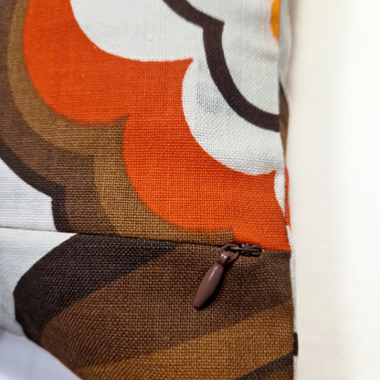 Détail de la fermeture éclair discrète du coussin vintage Amber Wave Honey Bop