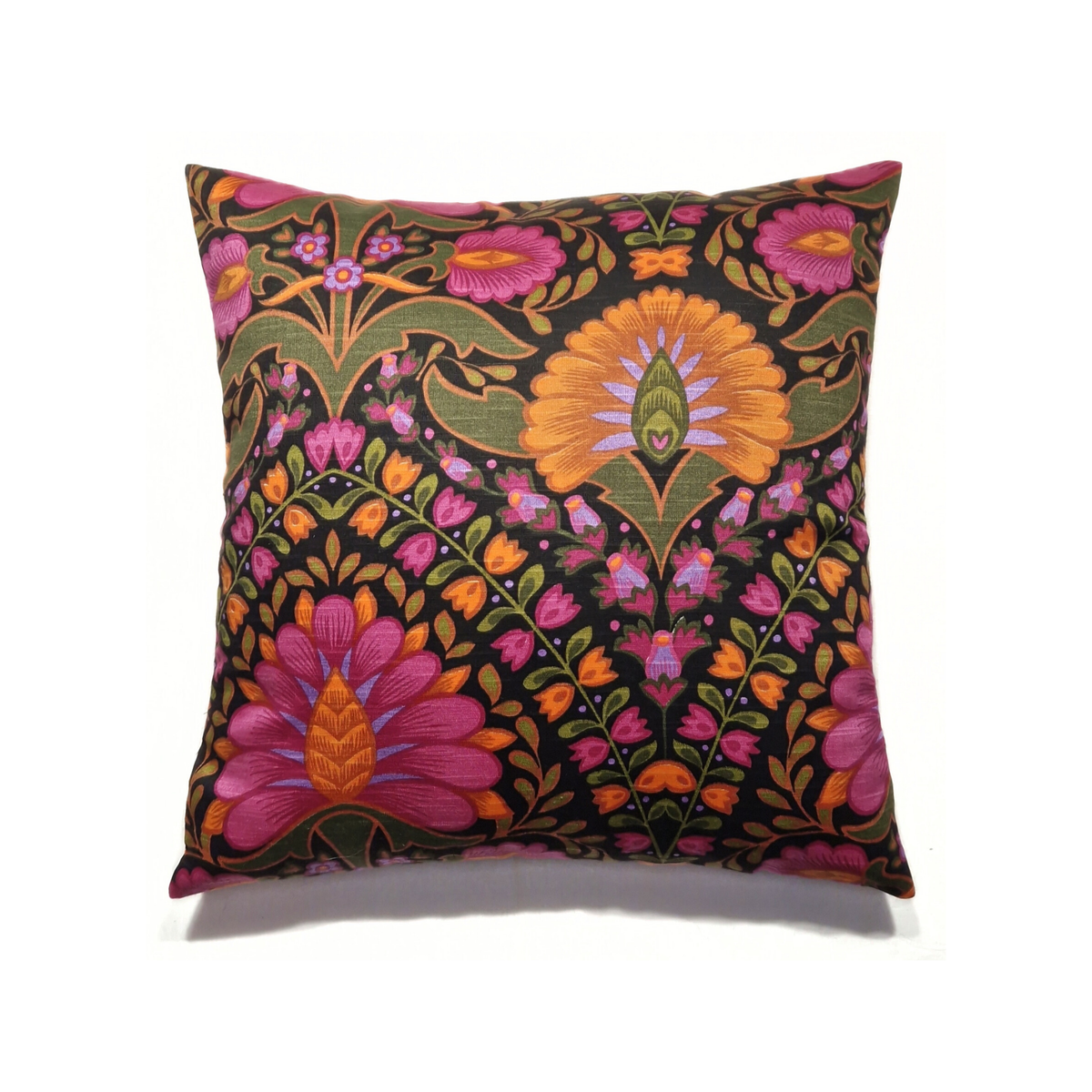 Coussin d’intérieur vintage Boho Folk 40 × 40 cm en authentique tissu des années 70 à grands motifs floraux fuchsia, orange et vert olive.