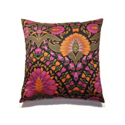 Coussin d’intérieur vintage Boho Folk 40 × 40 cm en authentique tissu des années 70 à grands motifs floraux fuchsia, orange et vert olive.