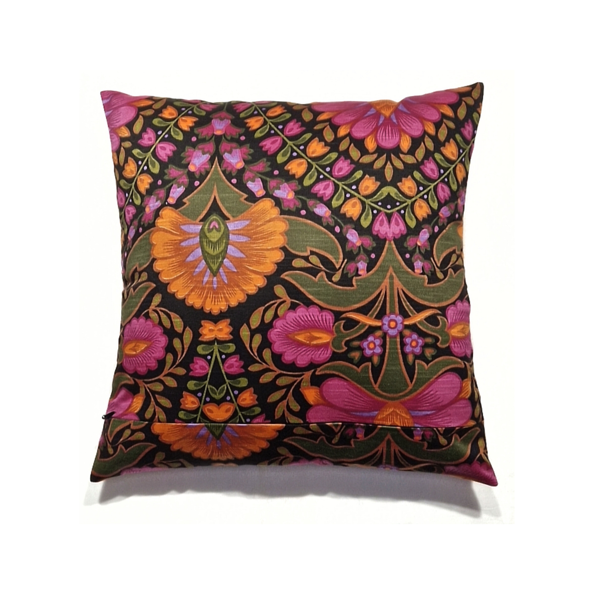 Dos du coussin d’intérieur vintage Boho Folk 40 × 40 cm en tissu fleuri des années 70, motifs fuchsia, orange et vert sur fond noir.