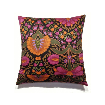 Dos du coussin d’intérieur vintage Boho Folk 40 × 40 cm en tissu fleuri des années 70, motifs fuchsia, orange et vert sur fond noir.