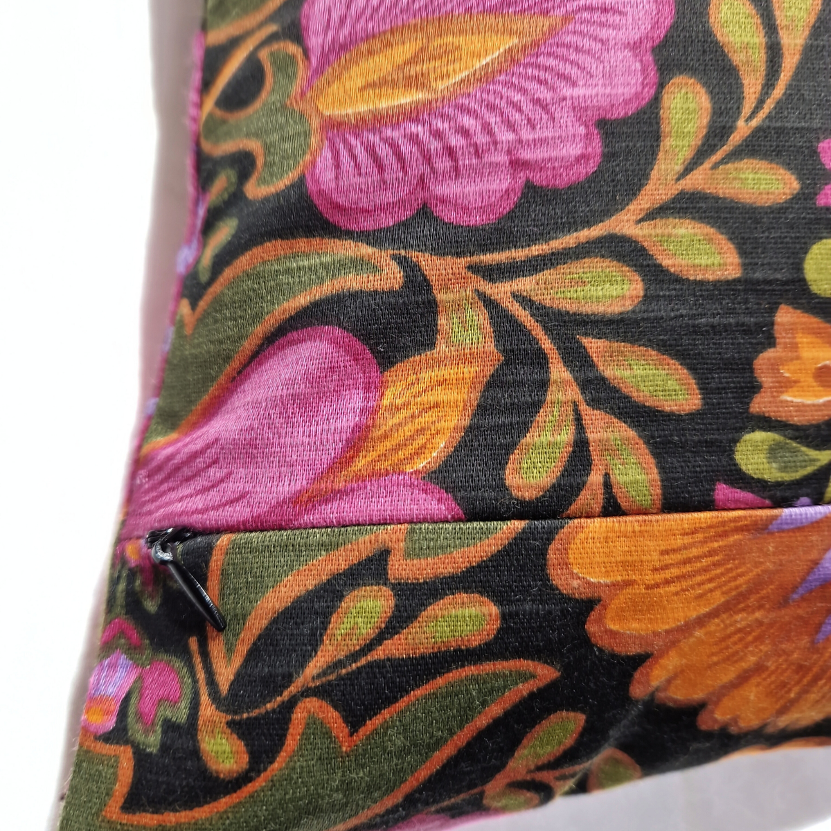 Détail de la fermeture éclair invisible du coussin d’intérieur vintage Boho Folk et de son tissu floral authentique des années 70.