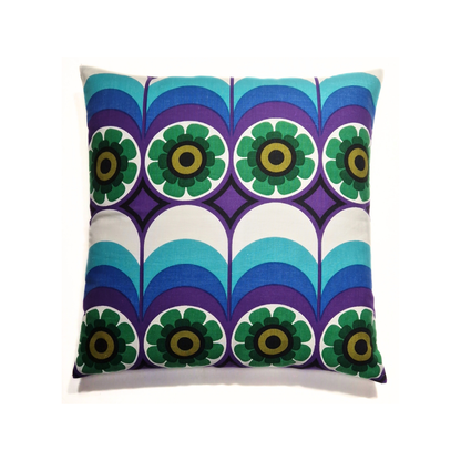 Coussin d’intérieur vintage Cosmic Bloom 40 × 40 cm en coton des années 70, motifs graphiques turquoise, bleu, violet et vert.