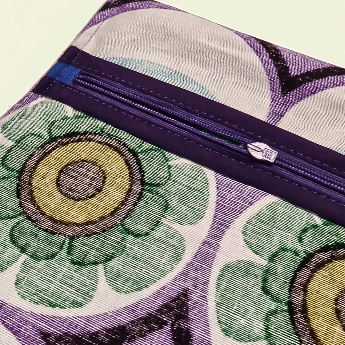 Détail des finitions intérieures et de la fermeture éclair du coussin Cosmic Bloom en tissu vintage des années 70.
