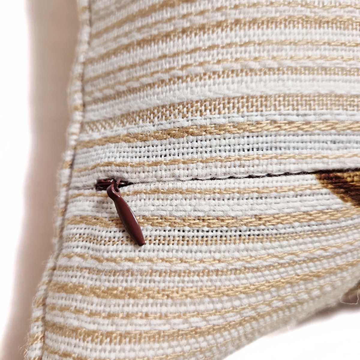 Fermeture éclair invisible du coussin déhoussable Dahlia intégrée dans le tissu vintage beige texturé