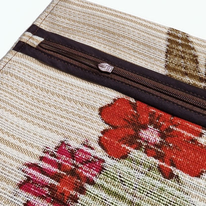 Détail de confection du coussin Dahlia avec fermeture éclair brune et finition soignée sur tissu vintage fleuri