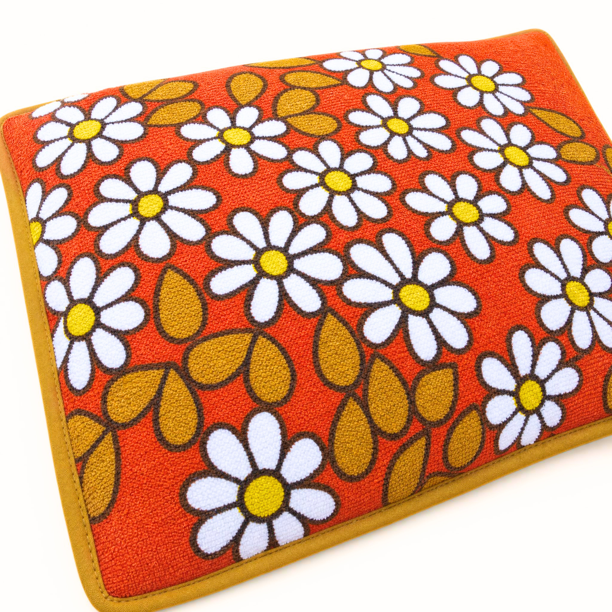 Détail du coussin de plage vintage Daisy ’73 en tissu éponge orange à fleurs, motif et finition années 70