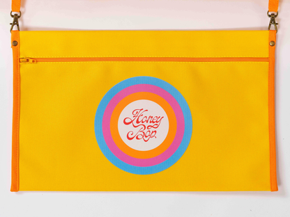 Pochette imperméable amovible du matelas de plage Bloom ’72 jaune, avec fermeture zippée et logo Honey Bop