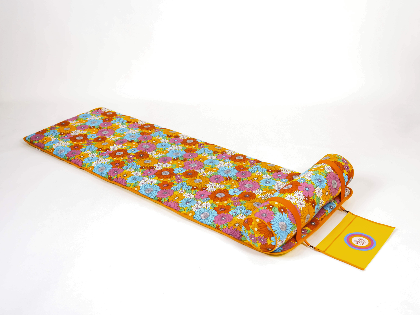 Matelas de plage Bloom ’72 à motif floral multicolore, avec coussin traversin assorti et pochette amovible, vue d’ensemble sur fond blanc