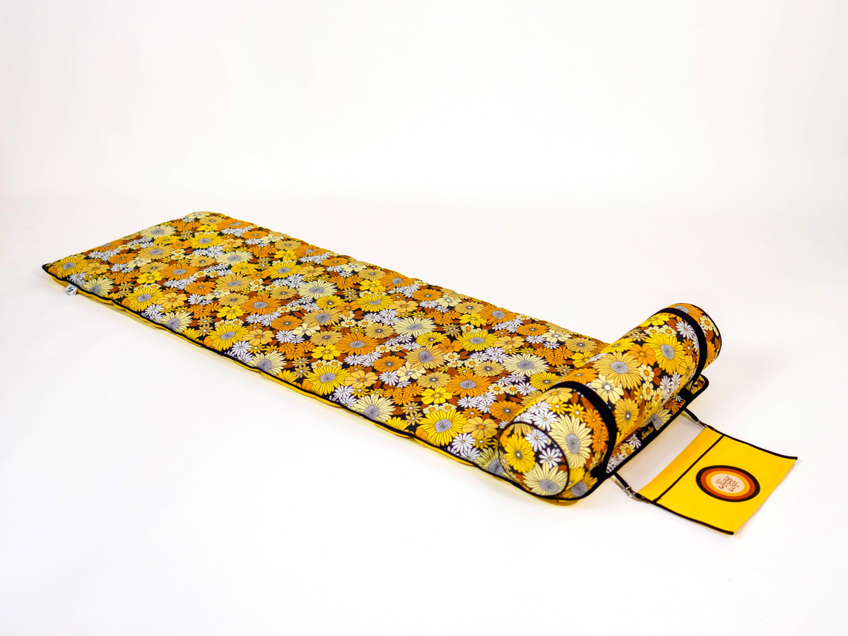 Matelas de plage Golden Bloom ’72 à motif floral jaune, blanc et marron d’inspiration années 70, avec coussin traversin et pochette amovible
