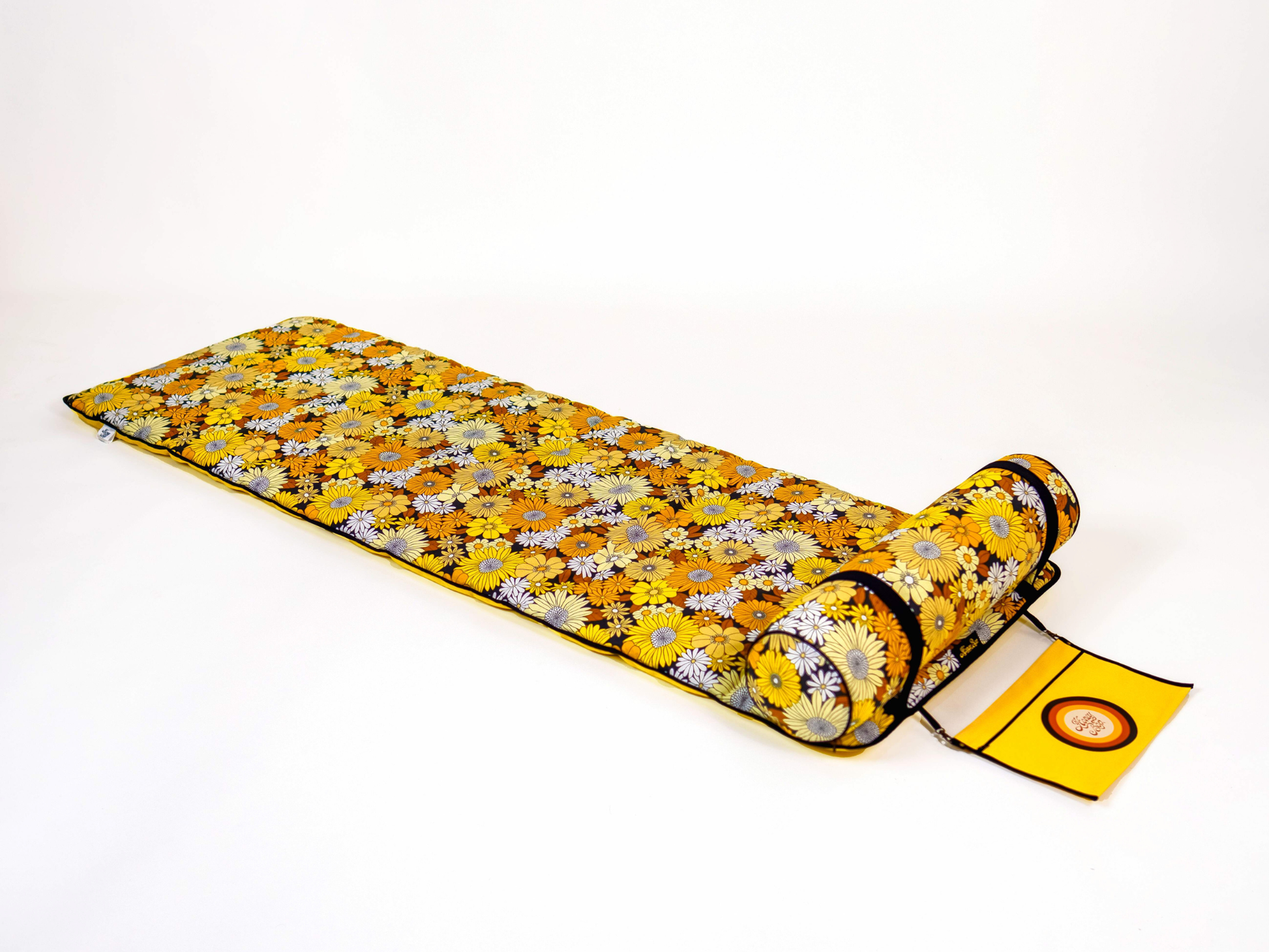 Matelas de plage Golden Bloom ’72 à motif floral jaune, blanc et marron d’inspiration années 70, avec coussin traversin et pochette amovible