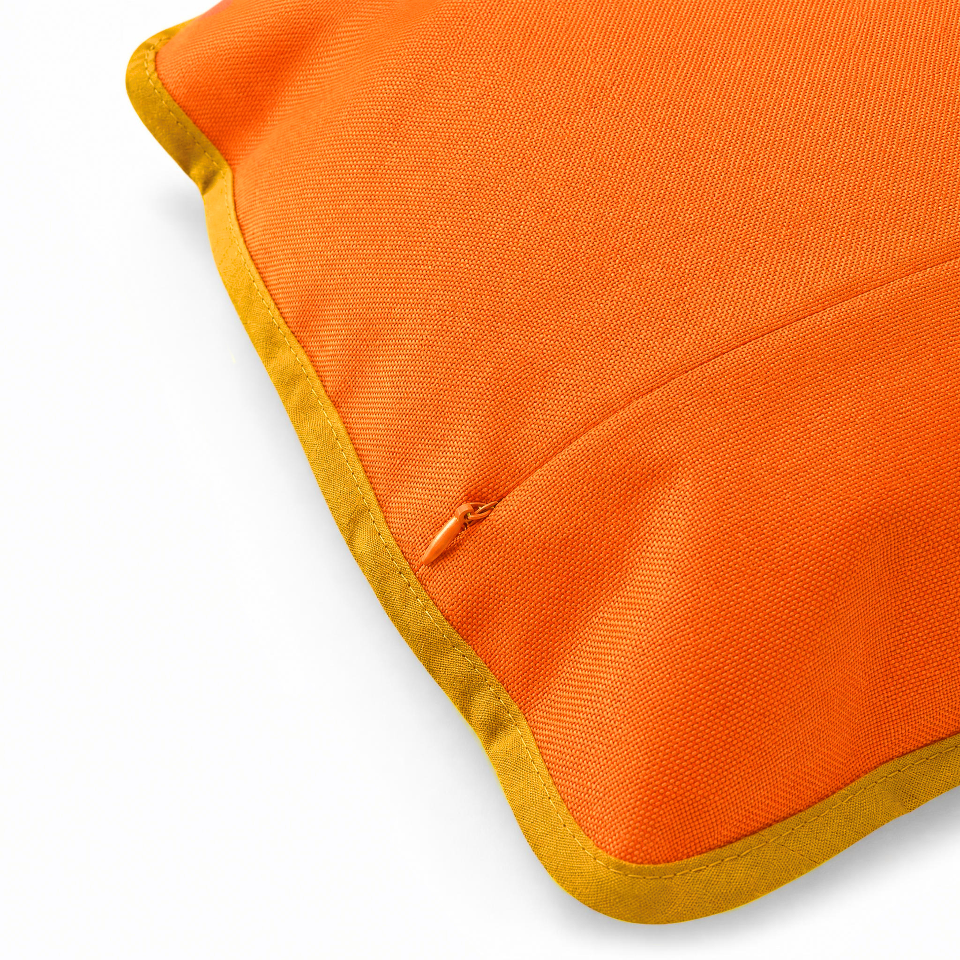 Détail du dos imperméable du coussin de plage Daisy ’73 avec fermeture éclair invisible et biais ocre