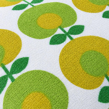 Gros plan du tissu éponge vintage du coussin de plage Oliva ’71, motif floral vert, jaune et blanc des années 70