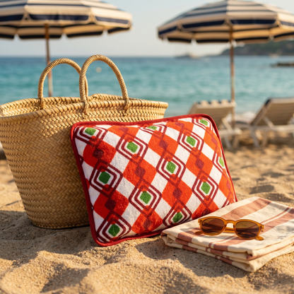 Coussin de plage vintage Ruby ’72 en tissu éponge à motif géométrique rouge, orange, vert et blanc des années 70, photographié sur la plage
