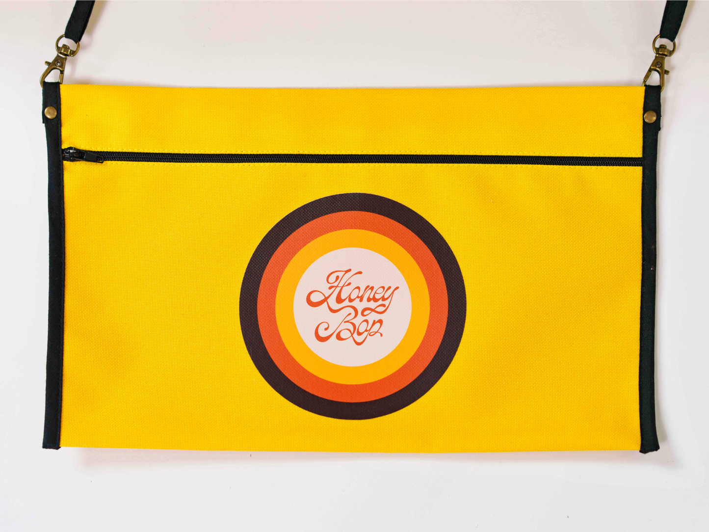 Pochette imperméable amovible du matelas de plage Golden Bloom ’72 jaune avec fermeture zippée et logo Honey Bop