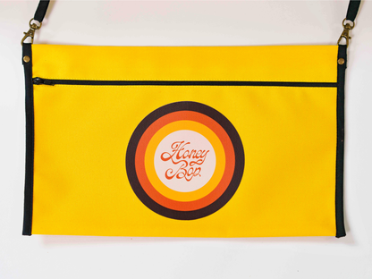 Pochette imperméable amovible du matelas de plage Golden Bloom ’72 jaune avec fermeture zippée et logo Honey Bop