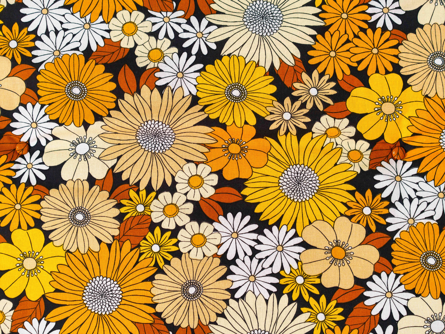 Vue rapprochée du motif floral du matelas de plage Golden Bloom ’72, fleurs jaunes, orange, crème et blanches sur fond marron avec boutons recouverts