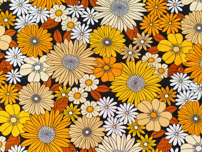 Vue rapprochée du motif floral du matelas de plage Golden Bloom ’72, fleurs jaunes, orange, crème et blanches sur fond marron avec boutons recouverts