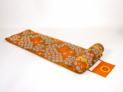 Matelas de plage vintage Daisy ’73 en tissu éponge orange à motif marguerites des années 70, avec coussin traversin et pochette amovible