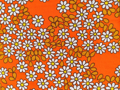 Vue rapprochée du tissu éponge vintage du matelas de plage Daisy ’73, motif marguerites orange, blanc et jaune des années 70 avec boutons recouverts