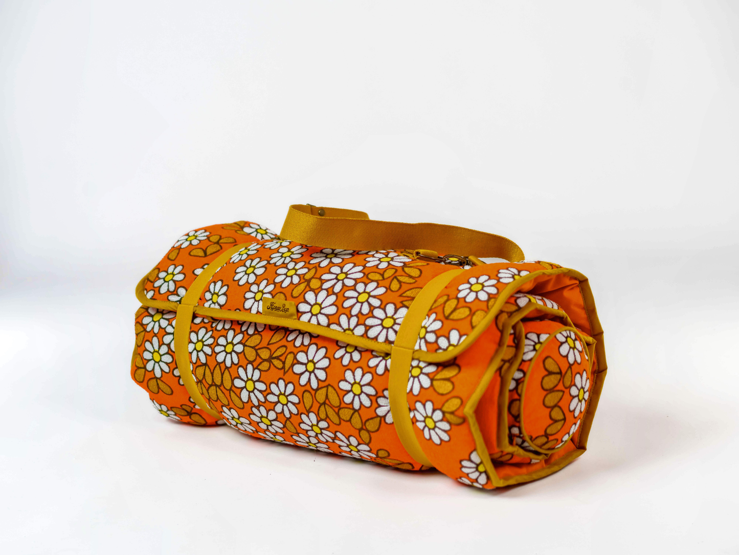 Matelas de plage vintage Daisy ’73 roulé avec sangle de transport amovible, en tissu éponge orange à motif marguerites des années 70