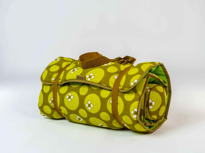 Matelas de plage vintage Linden ’71 roulé avec sangles amovible, en tissu éponge vert à motif floral des années 70