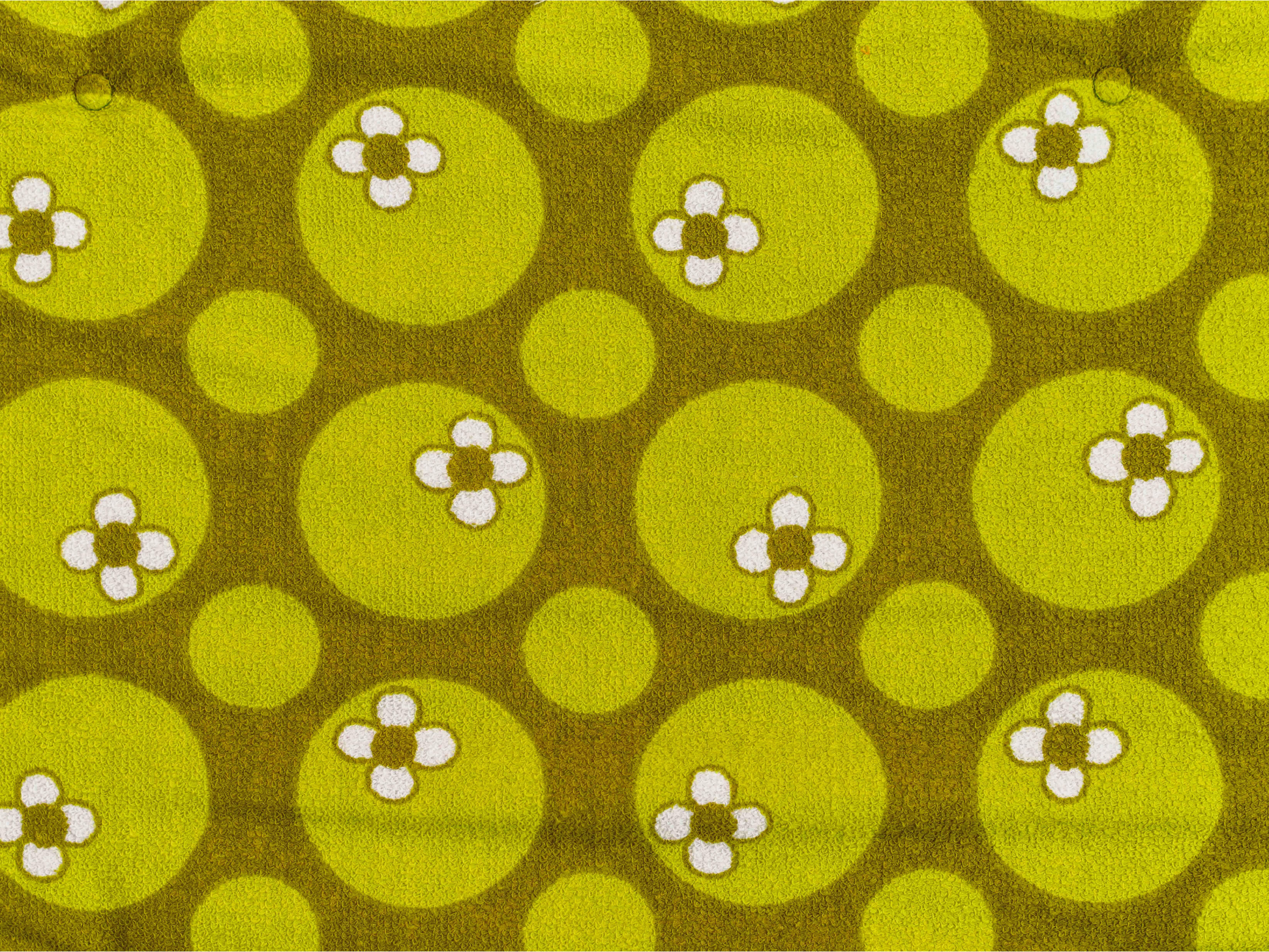 Vue rapprochée du tissu éponge vintage du matelas de plage Linden ’71, motif floral vert et blanc des années 70 avec boutons recouverts