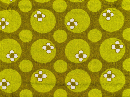 Vue rapprochée du tissu éponge vintage du matelas de plage Linden ’71, motif floral vert et blanc des années 70 avec boutons recouverts
