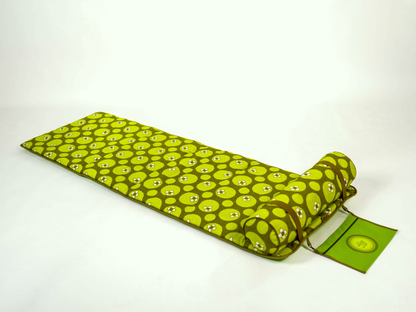 Matelas de plage vintage Linden ’71 en tissu éponge vert à motif floral des années 70, avec coussin traversin et pochette amovible