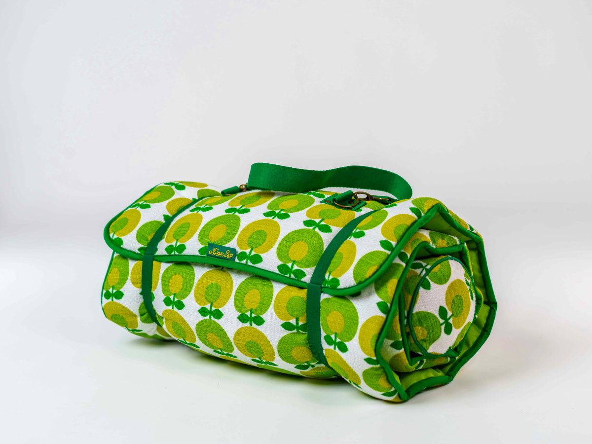 Matelas de plage vintage Oliva ’71 roulé avec sangles de transport amovible, tissu éponge vert, jaune et blanc à motif floral des années 70
