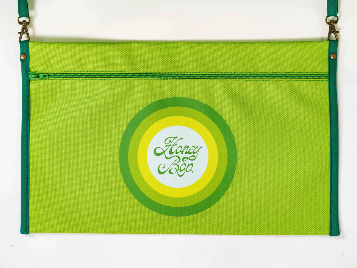 Pochette amovible du matelas de plage Oliva ’71 vert anis avec fermeture zippée et logo Honey Bop