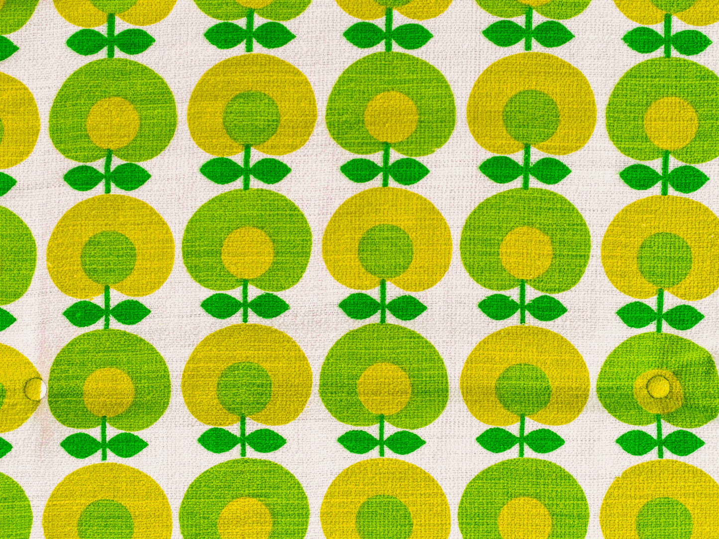 Détail du tissu éponge vintage du matelas de plage Oliva ’71, motif floral géométrique vert, jaune et blanc des années 70 avec boutons recouverts