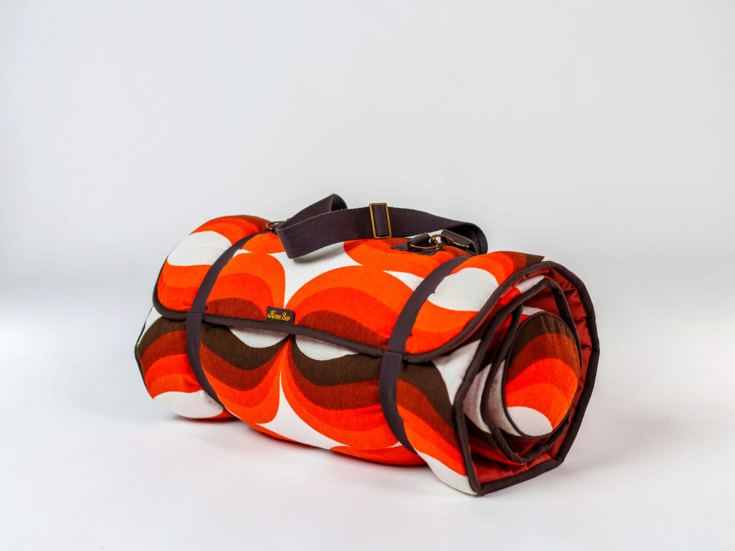 Matelas de plage vintage Riviera ’74 plié avec sangles de transport réglables, en tissu éponge orange, marron et blanc des années 70