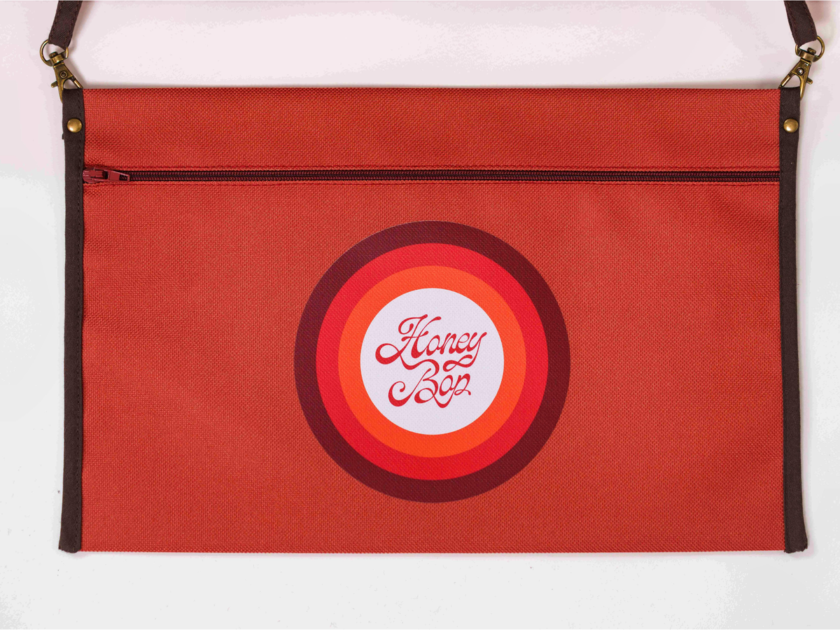 Pochette amovible imperméable du matelas de plage vintage Riviera ’74 avec fermeture éclair, mousquetons et finition en biais marron
