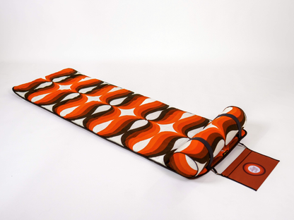 Matelas de plage vintage Riviera ’74 en tissu éponge orange, marron et blanc des années 70 avec coussin traversin et pochette amovible
