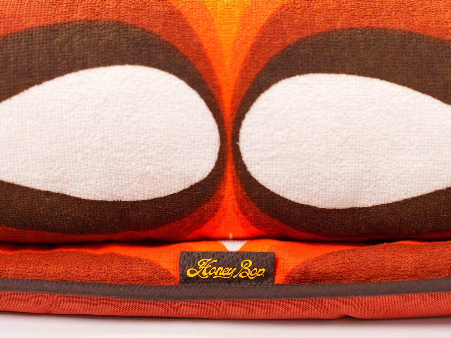 Détail du matelas de plage vintage Riviera ’74 en tissu éponge orange, marron et blanc des années 70 avec étiquette Honey Bop
