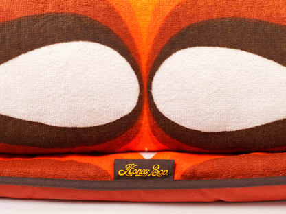 Détail du matelas de plage vintage Riviera ’74 en tissu éponge orange, marron et blanc des années 70 avec étiquette Honey Bop