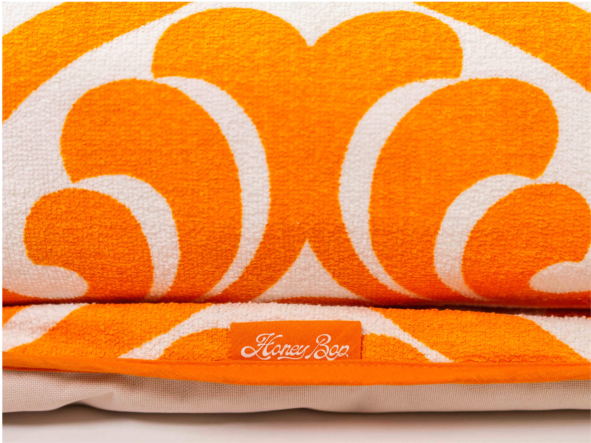 Détail du matelas de plage vintage Sirocco ’71 en tissu éponge orange et blanc des années 70 avec étiquette Honey Bop
