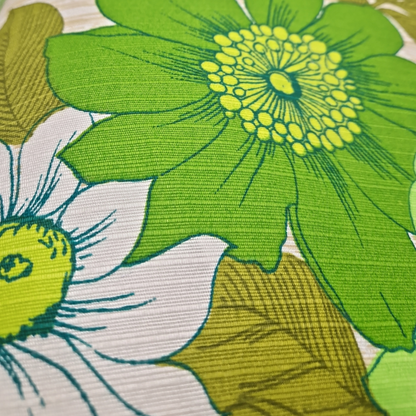 Détail du tissu vintage des années 70 du coussin Eden Green, motif floral vert et blanc et texture du coton