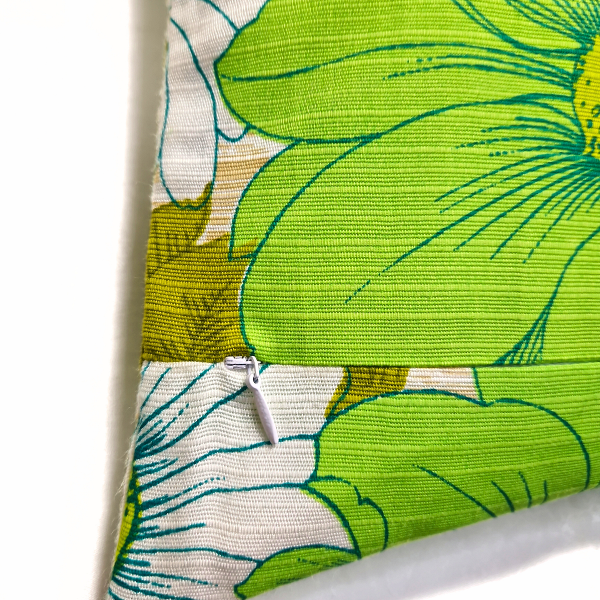 Détail de la fermeture éclair invisible du coussin d’intérieur vintage Eden Green 40 × 40 cm