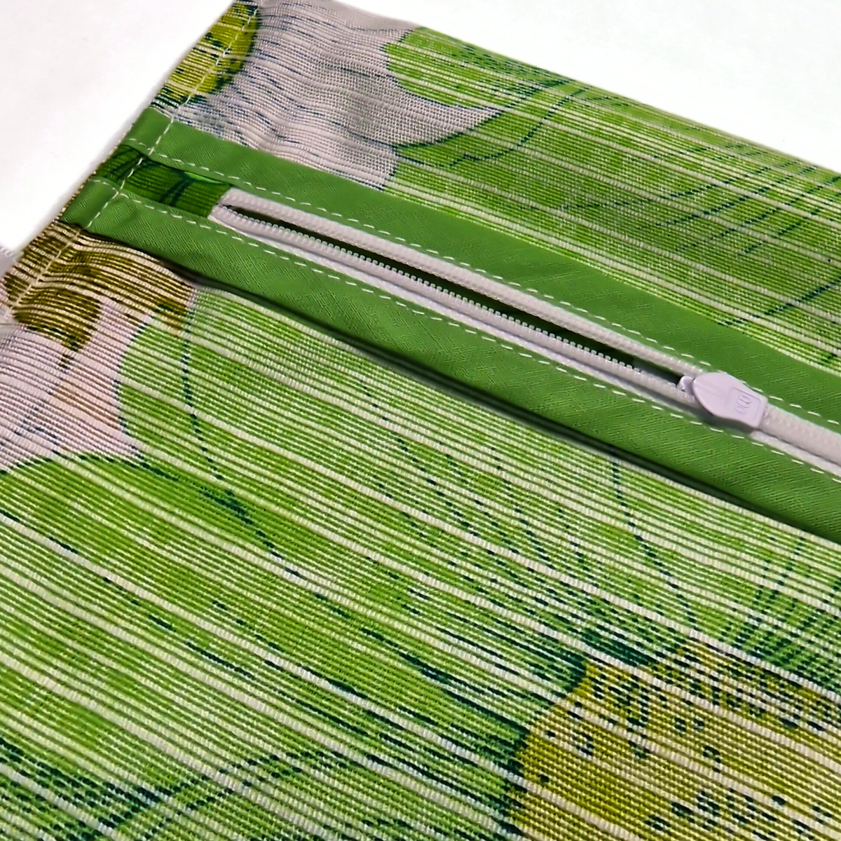 Finitions intérieures du coussin Eden Green avec fermeture éclair et biais assorti vert