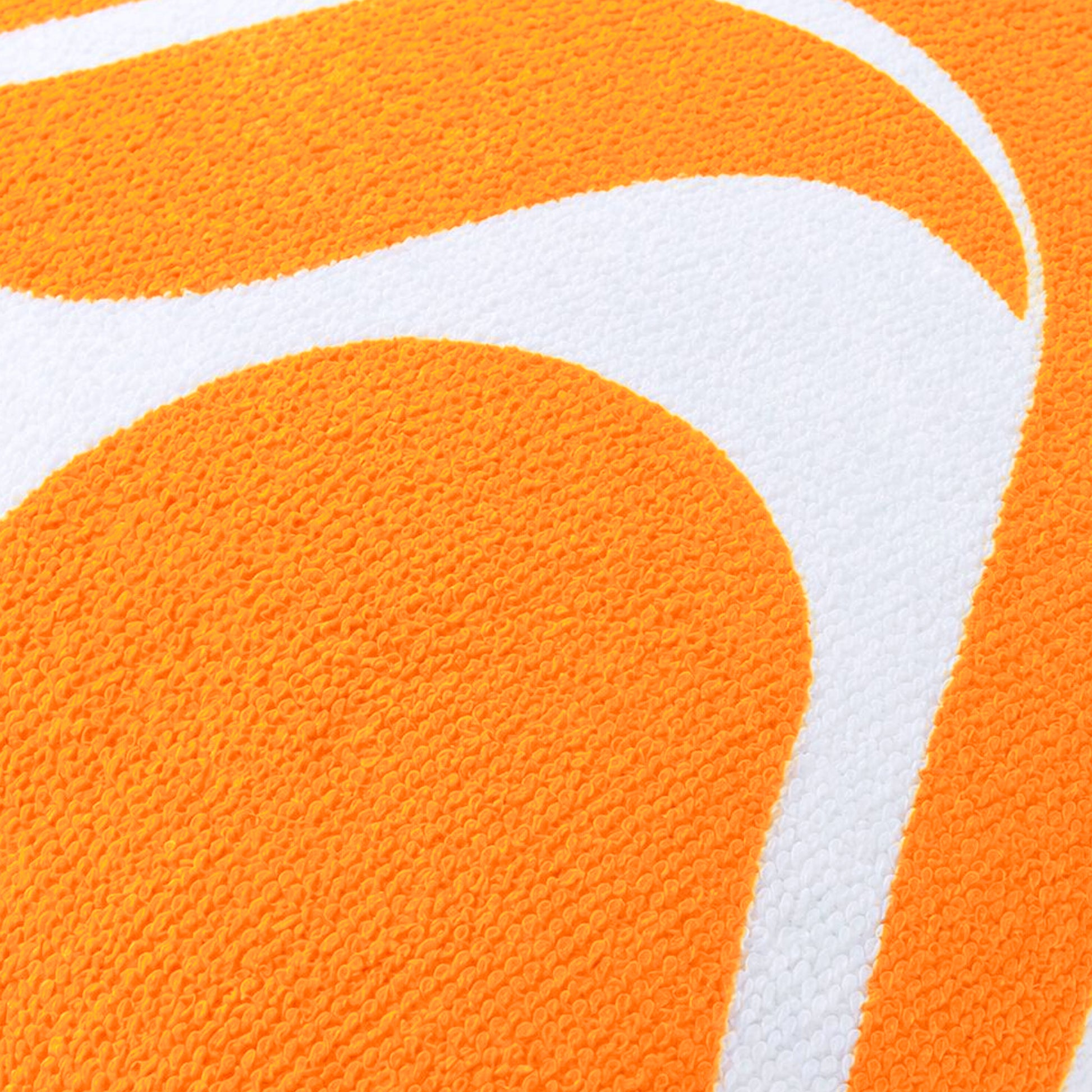 Gros plan du tissu éponge vintage orange et blanc du coussin de plage Sirocco ’71, texture et motif années 70