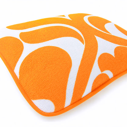 Détail du coussin de plage vintage Sirocco ’71 en tissu éponge orange et blanc, motif années 70 et finition biais