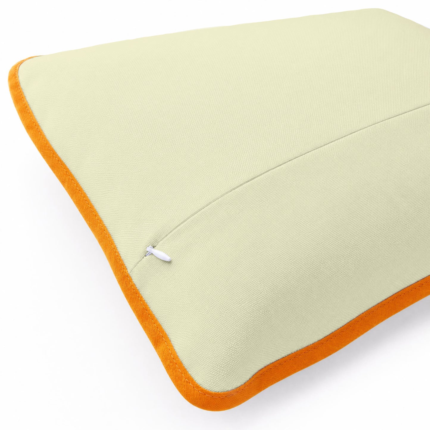 Détail du dos imperméable du coussin de plage Sirocco ’71 avec fermeture éclair invisible et biais orange