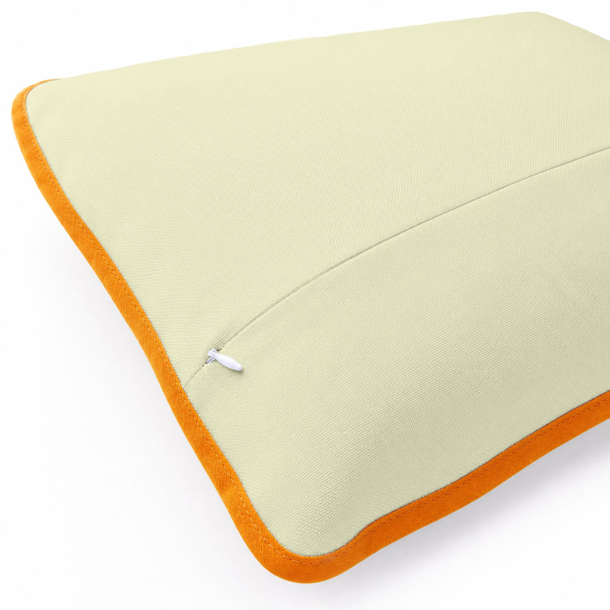 Détail du dos imperméable du coussin de plage Sirocco ’71 avec fermeture éclair invisible et biais orange